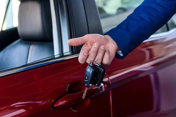 Mano Masculina Con Llaves Contra Coche Rojo Nuevo —  Fotos de Stock