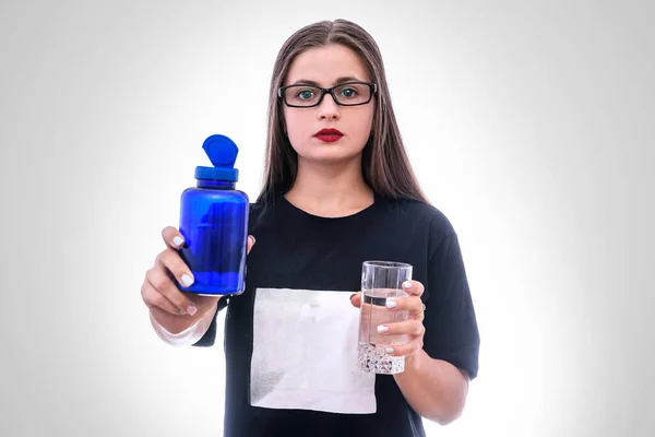 Женщина Стаканом Воды Таблетки Бутылке Изолированы — стоковое фото