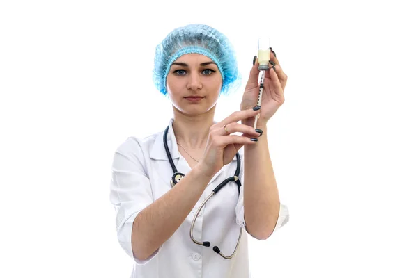 Krankenschwester Nimmt Medikamente Aus Ampulle Mit Spritze — Stockfoto