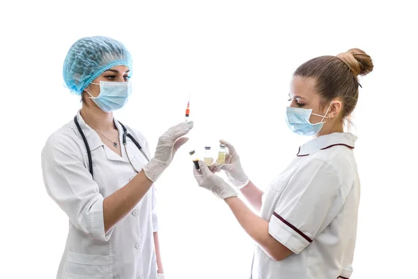 Arzt Und Krankenschwester Bereiten Injektion Isoliert Auf Weiß Vor — Stockfoto