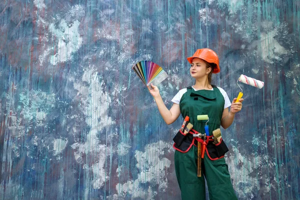 Mujer Uniforme Protector Con Muestra Color Posando Sobre Fondo Abstracto — Foto de Stock