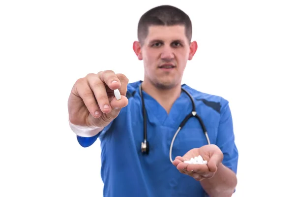 Γιατρός Μπλε Στολή Δίνει Χάπια Που Απομονώνονται Λευκό Φόντο — Φωτογραφία Αρχείου
