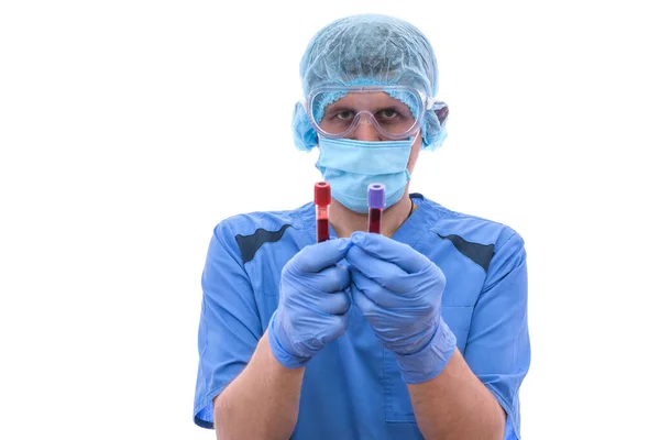 Dokter Houdt Bloedbuis Geïsoleerd Een Witte Achtergrond Bloedbuis Onderzoeken — Stockfoto