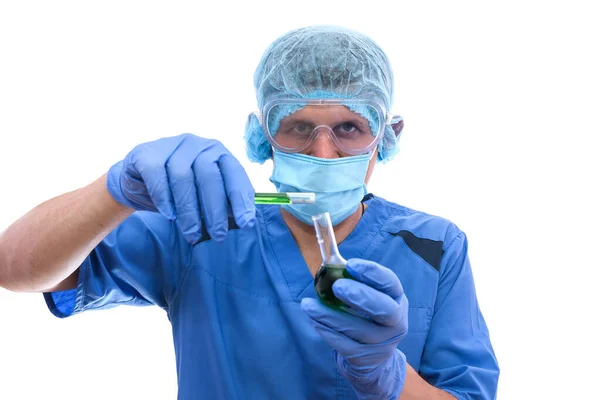 Jovem Assistente Laboratório Masculino Examinando Líquido Verde Tubo Ensaio — Fotografia de Stock