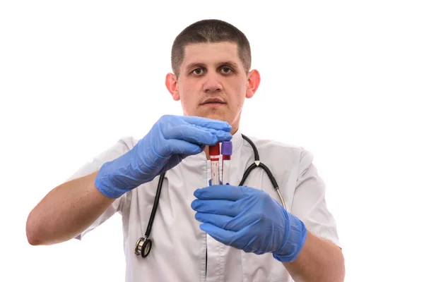 白い背景に単離された血液サンプルと白い均一な保持試験管の若い医師 — ストック写真