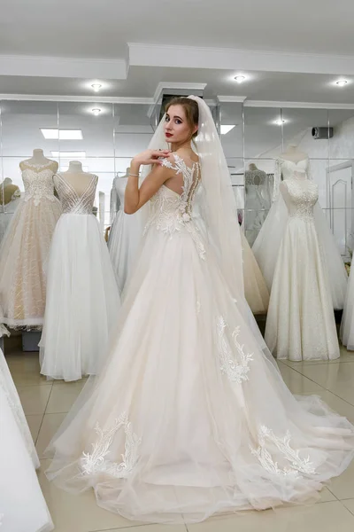 Молода Дівчина Намагається Красивій Весільній Сукні Магазині — стокове фото
