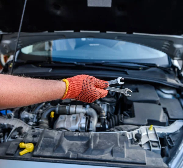 Manos Guantes Protectores Con Llaves Contra Motor Del Coche — Foto de Stock