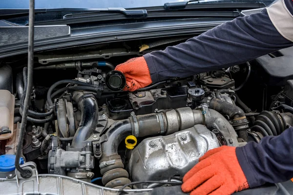 Manos Guantes Protectores Con Motor Coche Cerca Concepto Reparación Coches — Foto de Stock