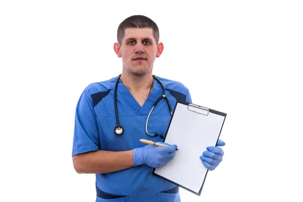 白で隔絶されたクリップボードに表示される若い医師 — ストック写真
