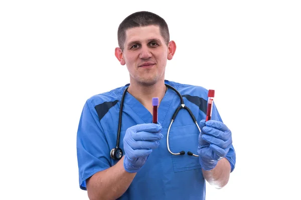 Kırmızı Test Tüpleriyle Sıvı Madde Taşıyan Bir Kimyager Anda Bakıyor — Stok fotoğraf