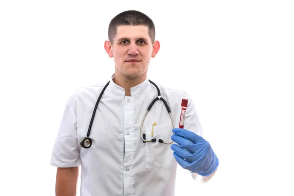 Laboratuvar Teknisyeni Elinde Kan Örneğiyle Beyaz Arka Planda Test Tüpü — Stok fotoğraf