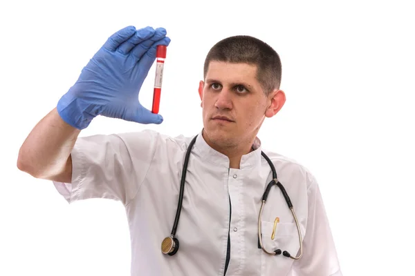 Kırmızı Test Tüpleriyle Sıvı Madde Taşıyan Bir Kimyager Anda Bakıyor — Stok fotoğraf