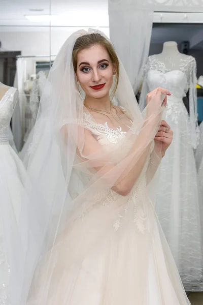 Mariée Robe Mariée Ajustant Dans Atelier Photo De Stock