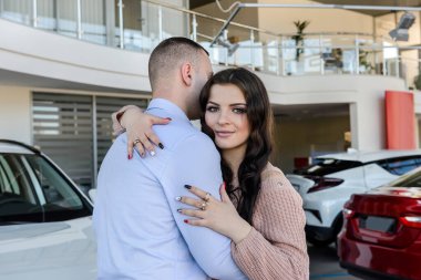 Şov salonunda arabalı mutlu aile pozu