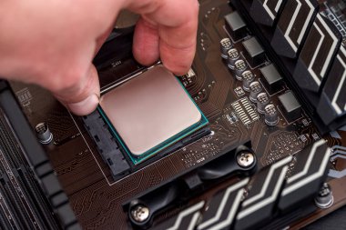 İnsan eli ana karttan işlemciyi çıkarıyor