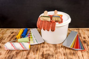 Ahşap masadaki kumaşlı boya aletleri