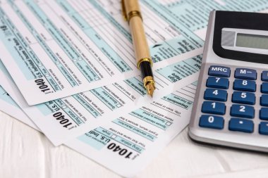 Kalem ve hesap makinesiyle 1040 formu kapat