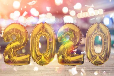 Bulanık arkaplanda 2020 adet altın folyo balonu