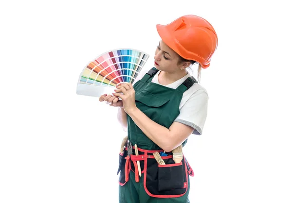 Schöne Frau Overall Mit Werkzeug Und Farbmuster — Stockfoto