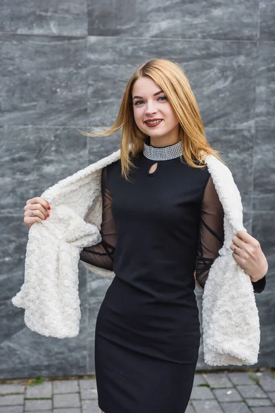 Retrato Urbano Jovem Mulher Magra Vestido Preto Com Lenço Pele — Fotografia de Stock