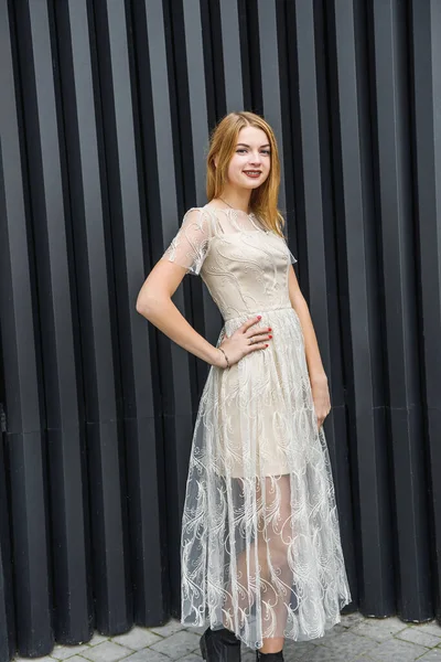 Молодая Женщина Вечернем Платье Позирует Городской Улице Темный Фон Стены — стоковое фото