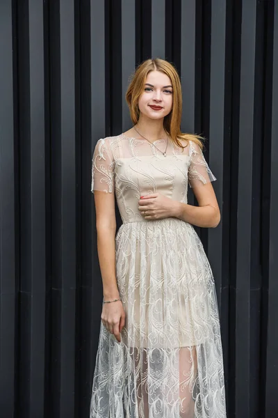 Mujer Joven Vestido Noche Posando Calle Ciudad Fondo Pared Oscura —  Fotos de Stock