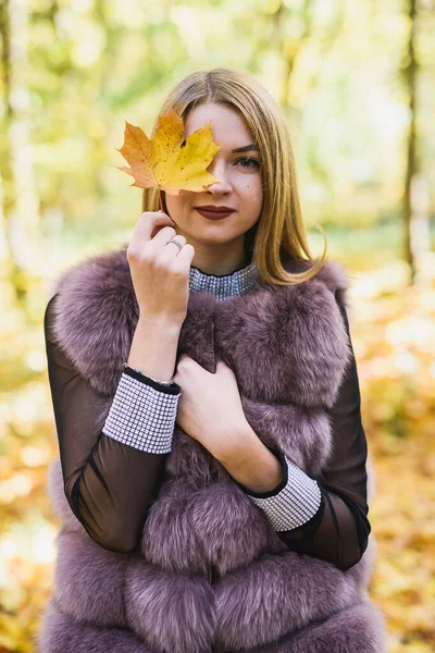 Модні Сукні Жінка Шубці Сукні Позує Осінньому Парку — стокове фото