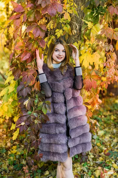 코트를 파크에서 정장을 — 스톡 사진