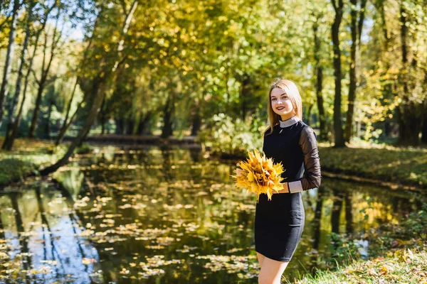 Красивая Молодая Студентка Черном Платье Держит Букет Листьев Осеннем Парке — стоковое фото