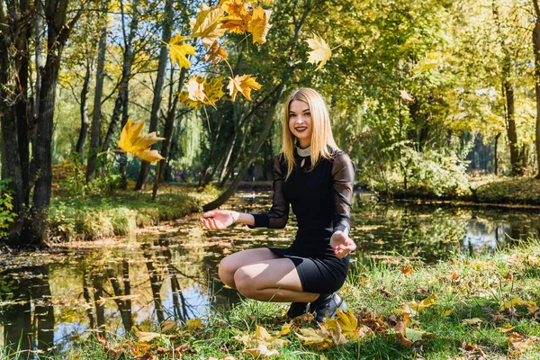 Hermosa Joven Estudiante Vestido Negro Sosteniendo Ramo Hojas Parque Otoño — Foto de Stock