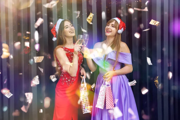 Δύο Χαρούμενα Χαμογελαστά Κορίτσια Χριστουγεννιάτικα Καπέλα Που Κάνουν Πρόποση Ποτήρια — Φωτογραφία Αρχείου
