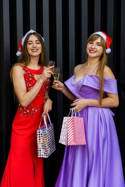 Duas Meninas Sorridentes Felizes Chapéus Natal Brindando Com Taças Champanhe — Fotografia de Stock