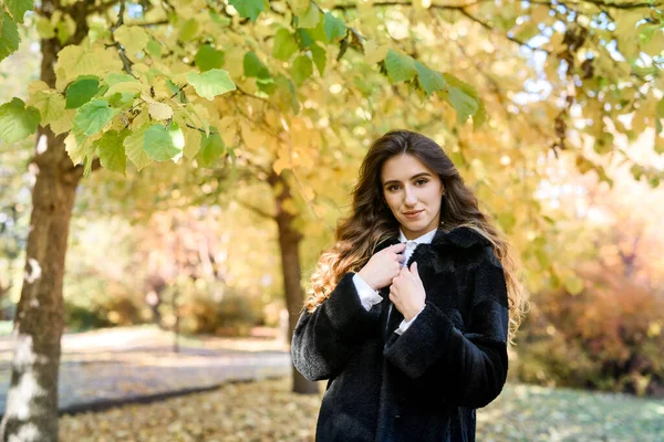 Belle Jeune Femme Manteau Fourrure Dans Forêt Automne Magique — Photo