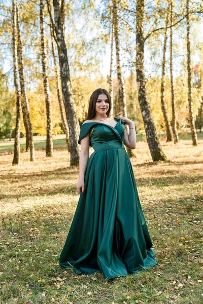 Mujer Joven Con Vestido Verde Moda Caminando Parque Otoño — Foto de Stock