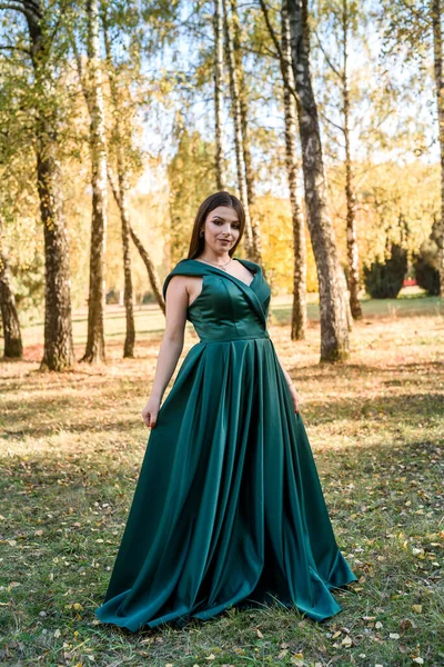 Mujer Joven Con Vestido Verde Moda Caminando Parque Otoño — Foto de Stock