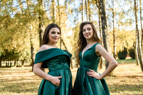 Senhoras Elegantes Vestidos Verdes Andando Parque Outono Menina Morena Dreamy — Fotografia de Stock