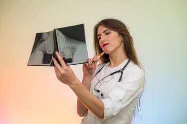 Hastanedeki röntgeni gösteren güzel bir kadın doktor. Doktor teşhis koyuyor.