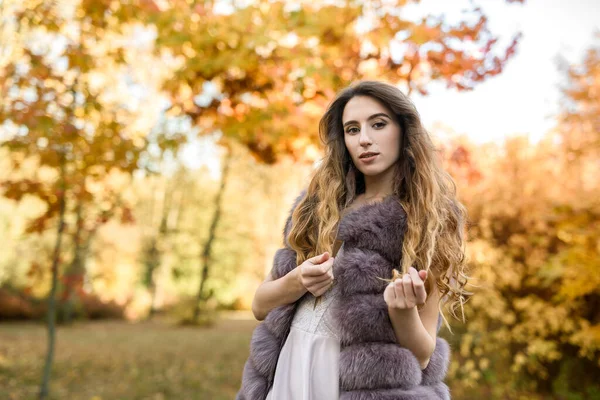 Módní Šaty Žena Kožichu Šaty Pózují Podzimním Parku — Stock fotografie