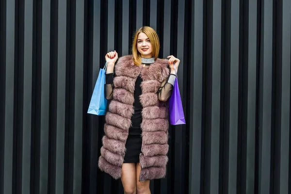 时尚服装 你的外套穿着购物袋摆出抽象背景的时髦女人 — 图库照片