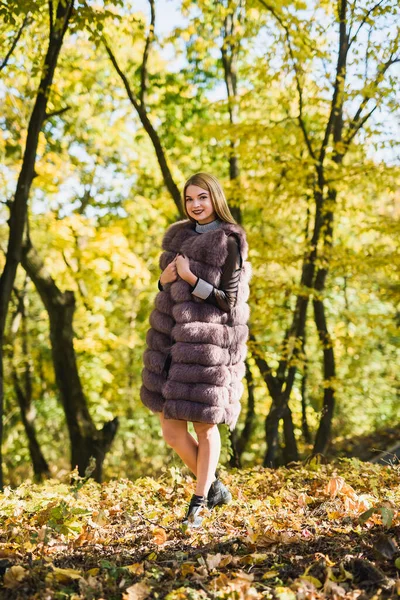 Mujer Moda Chica Sonriente Piel Abrigo Posin Parque Otoño Con — Foto de Stock