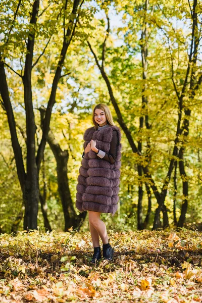 Fashion Woman Smiling Girl Fur Coat Posin Autumn Park Trees — Stock Photo, Image