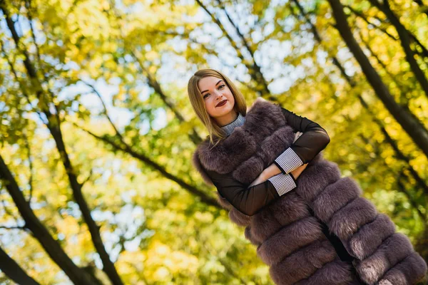 Mujer Moda Chica Sonriente Piel Abrigo Posin Parque Otoño Con — Foto de Stock