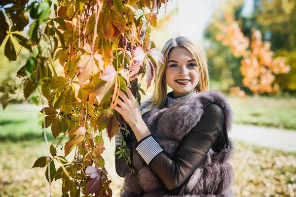 Femme Mode Fille Souriante Manteau Fourrure Posin Dans Parc Automne — Photo