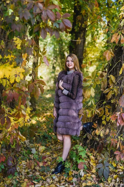 Женщина Моды Улыбающаяся Девушка Меховом Пальто Позена Осеннем Парке Деревьями — стоковое фото