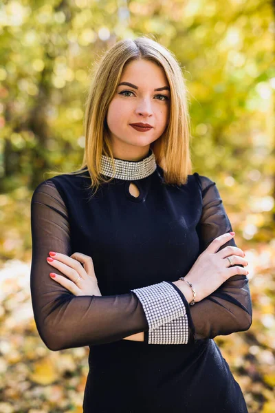 Kvinnlig Porteait Höstparken Skönhet Kvinna Svart Klänning Poserar Med Gula — Stockfoto