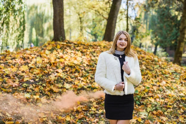 Femme Robe Noire Avec Bombe Fumée Dans Parc Automne Posant — Photo