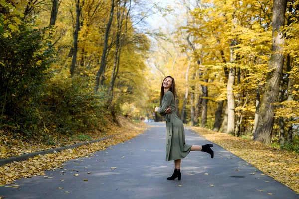 Potret Wanita Berambut Cokelat Dengan Gaun Hijau Yang Berpose Taman — Stok Foto
