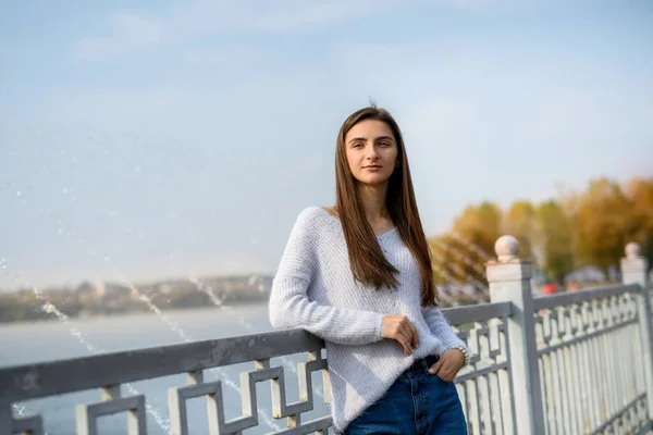 Porträtt Ung Kvinna Vardagskläder Poserar Nära Fontänen Utomhus Höst Staden — Stockfoto