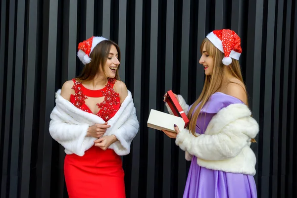 Dos Chicas Sosteniendo Una Caja Regalo Celebración Del Año Nuevo —  Fotos de Stock