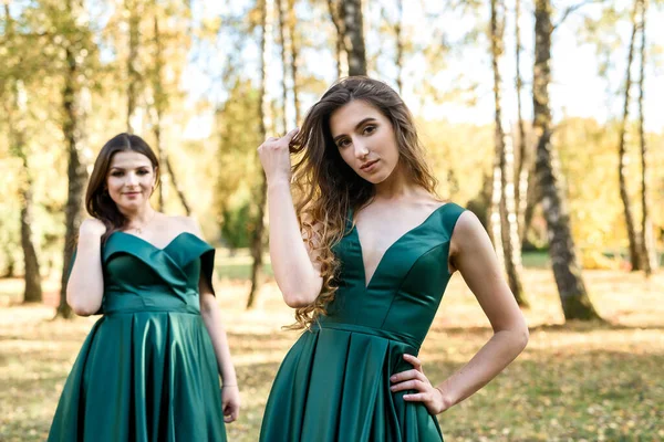 Señoras Vestidos Verdes Elegantes Caminando Parque Otoño Chica Morena Chicas — Foto de Stock